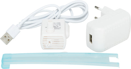 Weißes USB-Ladegerät mit Kabel, rechteckigem Adapter und blauem Kunststoffhalter auf weißem Hintergrund.