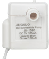 Weiße kleine Tauchpumpe mit Aufschrift "JINGNUO DC Submersible Pump JN-1020 DC 5V 165mA Hmax:0-65cm Qmax:180L/h".