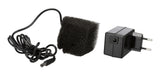 Schwarzes Netzteil mit EU-Stecker, schwarzem Kabel und einem quadratischen, schwarzen Schaumstoffstück.