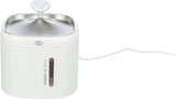 Weiße Wasserschale mit Edelstahloberfläche, dreieckigem Spender und seitlicher Wasserstandsanzeige, Kabel angeschlossen.