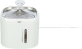 Elektrischer Trinkbrunnen in Weiß mit Edelstahloberfläche und fließendem Wasserstrahl, Aufschrift "TRIXIE PURE 3C SERIES".
