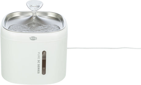 Elektrischer Trinkbrunnen in Weiß mit Edelstahloberfläche und fließendem Wasserstrahl, Aufschrift "TRIXIE PURE 3C SERIES".