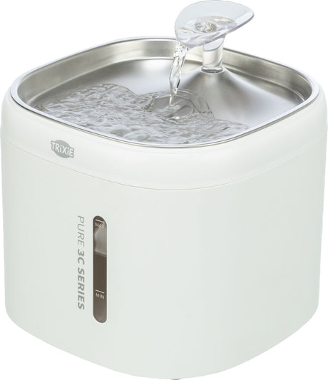 Weiße, quadratische Wasserfontäne mit Edelstahloberfläche, Wasser fließt in einen kleinen Behälter, Aufschrift "PURE 3C SERIES".