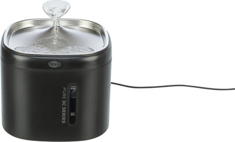 Schwarzer Trinkbrunnen mit Edelstahl-Oberfläche, Wasserstrahl, sichtbare Max- und Min-Markierung, Kabel.