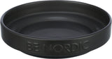 Eine schwarze, runde Schale mit eingeprägtem Text "BE NORDIC" auf der Außenseite.