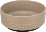 Beigefarbene Schale mit der Aufschrift "BE NORDIC", runde Form, glatte Oberfläche, schwarzer Boden.
