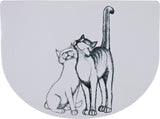 Zwei gezeichnete Katzen stehen eng beieinander, eine getigerte und eine helle, auf einem weißen Hintergrund.