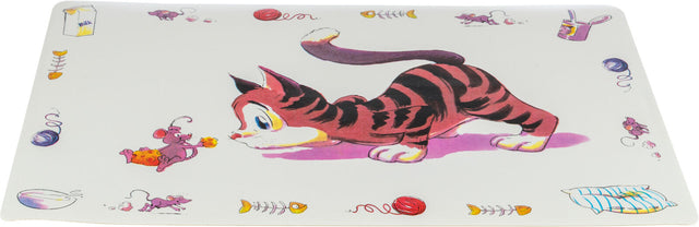 Eine gezeichnete Katze mit Streifen streckt sich spielerisch auf einer weißen Oberfläche mit bunten Details wie Mäusen und Garn.