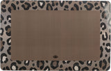 Braune Matte mit Leopardenmuster an den Rändern, in der Mitte ein einfarbiges Rechteck und der Text "Trixie".