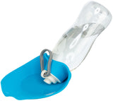 Transparente Wasserflasche in einem blauen Halter mit integrierter Trinkschale und grauem Haken.