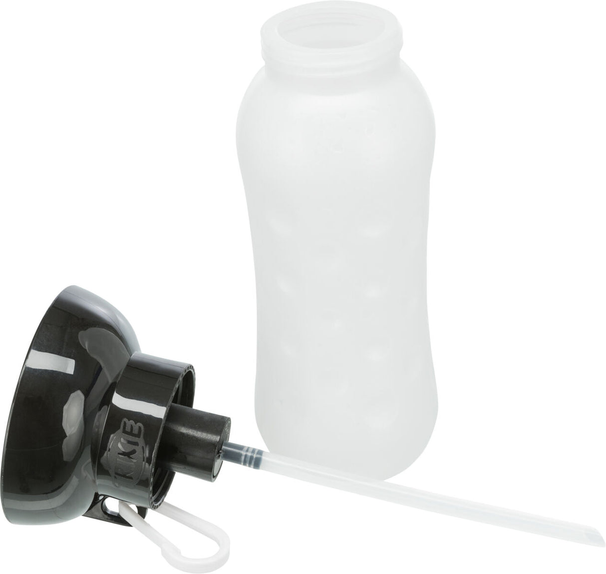 Durchsichtige Flasche mit abgenommenem schwarzen Deckel und Trinkhalm, Flaschenkörper ist leicht strukturiert.