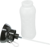 Durchsichtige Flasche mit abgenommenem schwarzen Deckel und Trinkhalm, Flaschenkörper ist leicht strukturiert.