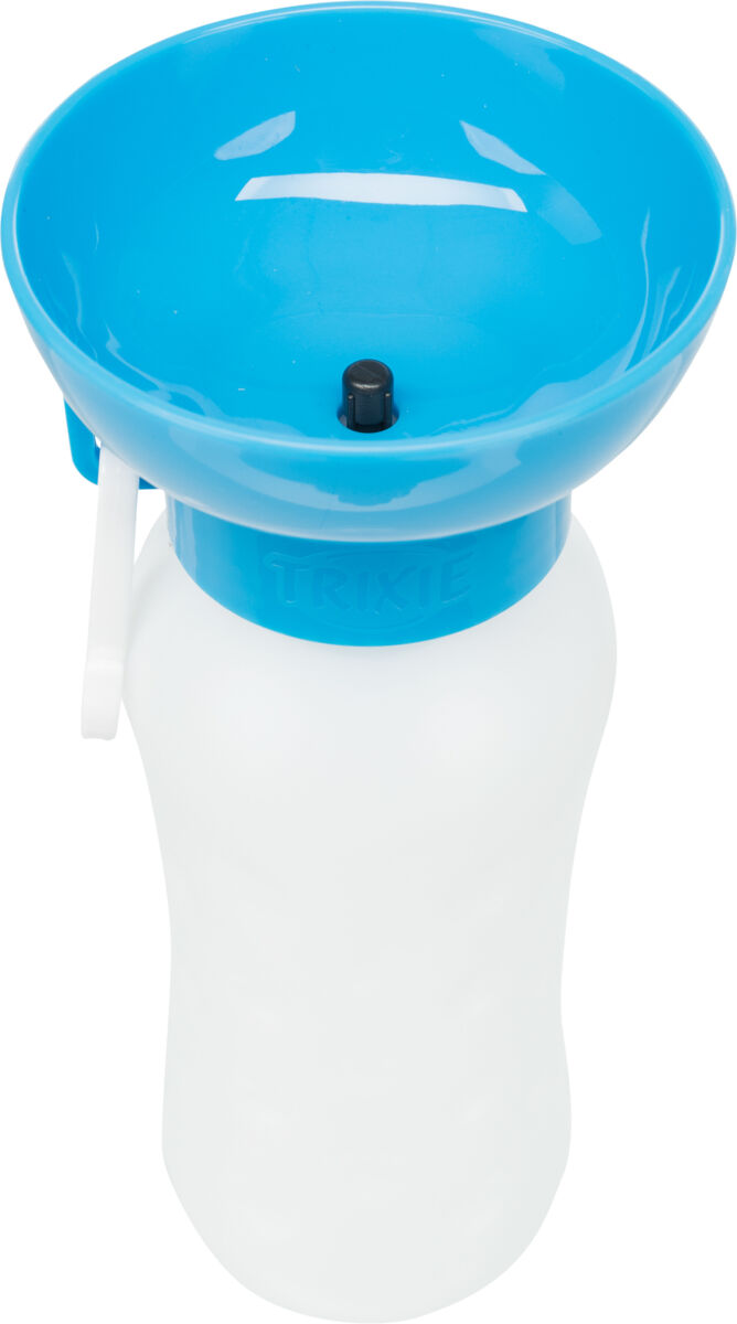 Weiße Trinkflasche mit blauem, breitem Aufsatz und einem schwarzen Knopf, der Aufsatz trägt den Schriftzug "Trixie".