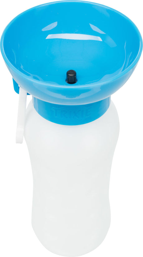 Weiße Trinkflasche mit blauem, breitem Aufsatz und einem schwarzen Knopf, der Aufsatz trägt den Schriftzug "Trixie".
