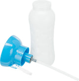Durchsichtige Flasche mit blauer Verschlusskappe und integriertem Schlauch, Kappe liegt neben der Flasche.