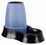 Blauer Wasserspender auf schwarzem Untergestell mit integrierter Schale, oben mit Deckel verschlossen.