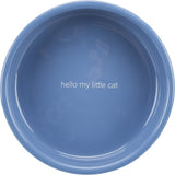 Runde, blaue Schale mit dem weißen Text "hello my little cat" in der Mitte.