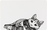 Schwarz-weiße Zeichnung einer liegenden Katze mit komplexen geometrischen Mustern auf weißem Hintergrund.