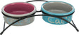 Doppelnapf-Set in Metallhalterung, links grauer Napf mit pinker Innenseite, rechts blauer Napf, beide mit Schriftzug.