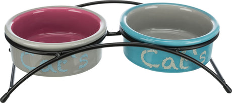 Doppelnapf-Set in Metallhalterung, links grauer Napf mit pinker Innenseite, rechts blauer Napf, beide mit Schriftzug.