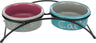 Doppelnapf-Set in Metallhalterung, links grauer Napf mit pinker Innenseite, rechts blauer Napf, beide mit Schriftzug.
