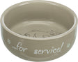 Beige Futterschale mit Katzendruck und Aufschrift ”...for service!”, umrandet von Pfotenmotiven.