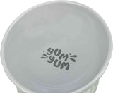 Weiße Schale mit grauem Schriftzug "yum yum" im Inneren, minimalistische Gestaltung.