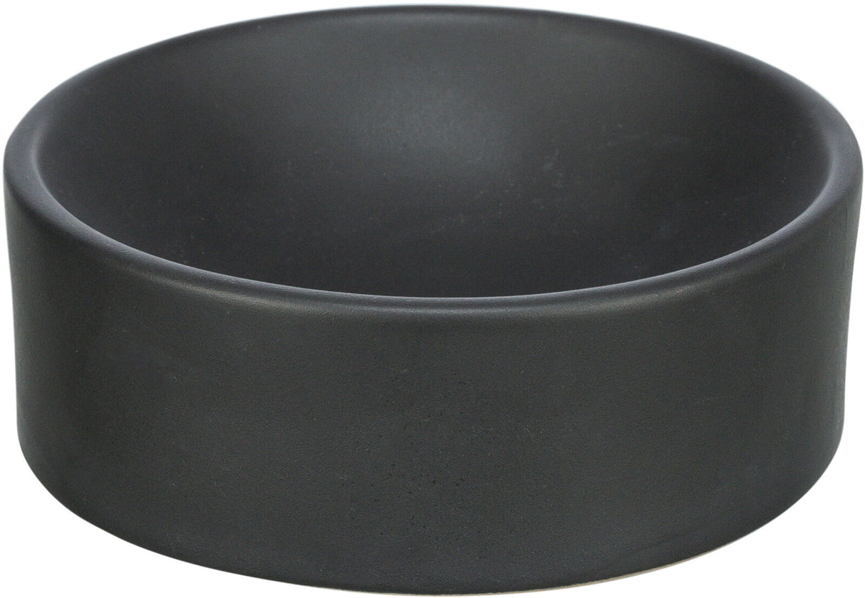 Schwarze, runde Schale mit glatter Oberfläche und niedrigem Rand.