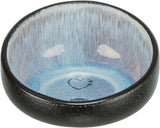 Keramikschale mit blauer Innenseite und Herzmotiv, schwarzer Außenrand, strukturierte Oberfläche.