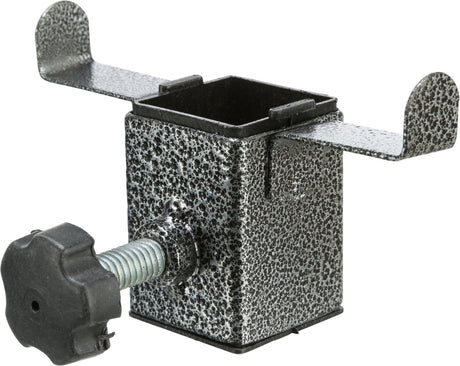 Metallisches Befestigungselement mit schraubbarer Klemme, quadratischer Form und heller, gesprenkelter Oberfläche.