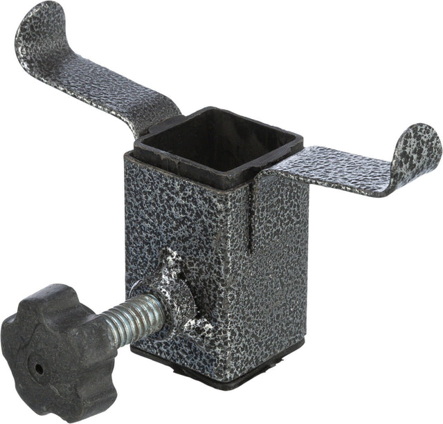 Metallische Klemme mit einem Schraubmechanismus und zwei seitlichen Flügeln, Oberfläche grau gesprenkelt.