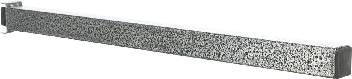 Metallstange in rechteckigem Querschnitt, silberfarben mit gesprenkelter Oberfläche und Befestigungsclip links.