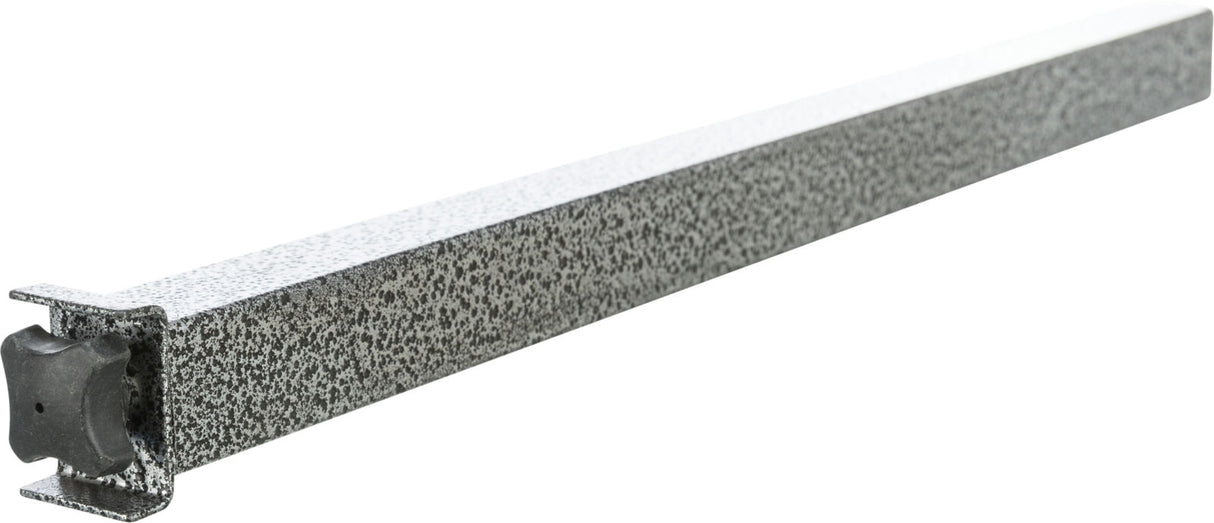 Graue, längliche Metallstruktur mit gesprenkelter Oberfläche und einem schwarzen Element an einem Ende.