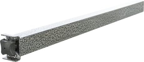 Graue, längliche Metallstruktur mit gesprenkelter Oberfläche und einem schwarzen Element an einem Ende.