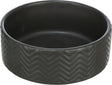 Runde, schwarze Schale mit Zickzackmuster an den Seiten, glatt und gleichmäßig gefärbt.