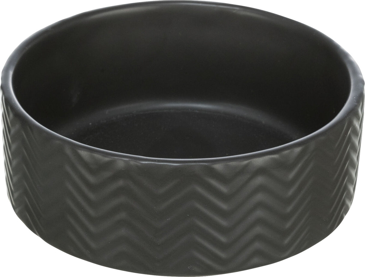 Runde, schwarze Schale mit Zickzackmuster an den Seiten, glatt und gleichmäßig gefärbt.