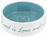 Weiße Keramikschüssel mit blauem Inneren und der Aufschrift "All you need is Love and a".