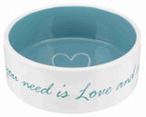 Weiße Keramikschale mit blauer Innenfläche und Herzsymbol, Außenrand mit Text „All you need is Love and a cat“.