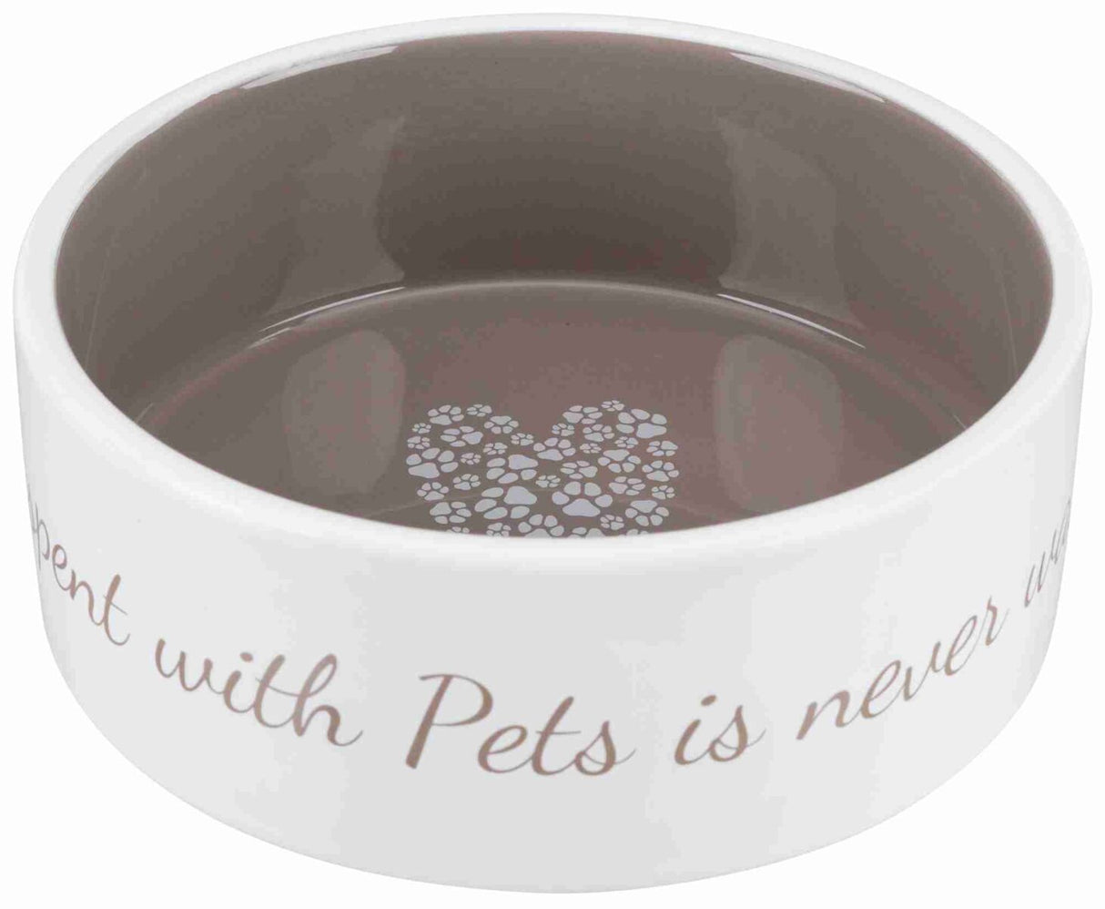 Eine weiße Futterschale mit grauem Innenraum zeigt Pfotenabdrücke in Herzform und den Text "Time spent with pets is never wasted".