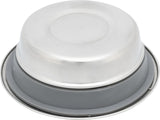Silberne Metallschale auf dunklem Untergrund, randloser, glatter Rand, flacher Deckel, matte Oberfläche.