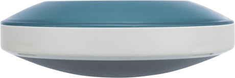 Dreifarbiges, rundes Objekt mit blauem oberen Bereich, weißem Mittelteil und grauer Unterseite.