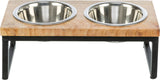 Erhöhter Hundenapf aus Holz mit zwei Edelstahl-Schüsseln, auf einem schwarzen Metallgestell.