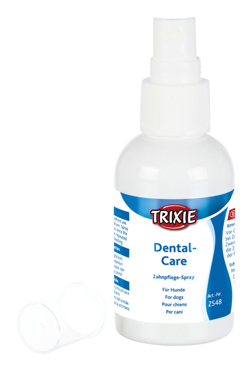 Eine weiße Sprühflasche mit blau-weißem Etikett, darauf steht "Trixie Dental-Care Zahnpflege-Spray für Hunde".