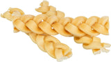 Geflochtene, beige Kausnacks mit glatter Oberfläche und klar sichtbaren Strukturen auf weißem Hintergrund.
