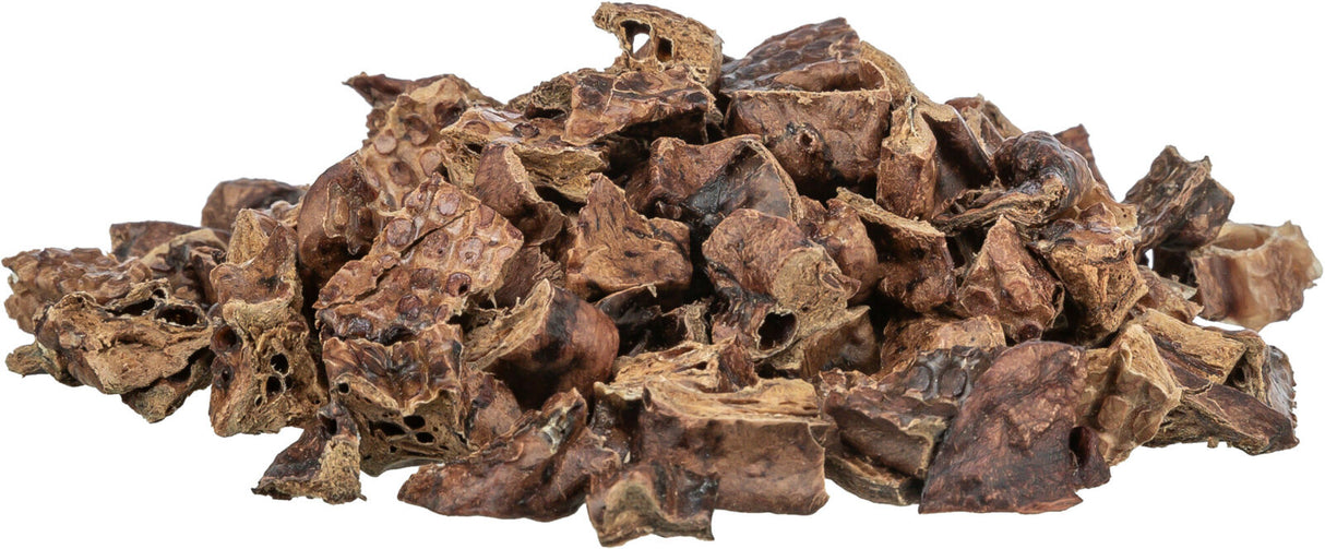 Ein Haufen brauner, getrockneter Stücke in unregelmäßiger Form, die eine raue und poröse Oberfläche zeigen.
