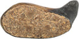 Nahaufnahme eines geöffneten, dunkelbraunen Horns, gefüllt mit einer groben, beige-braunen Substanz.