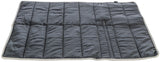 Dunkelgraue, gesteppte Decke mit hellen Rändern und sichtbaren Nähten, flach auf dem Boden liegend.