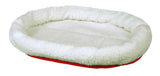 Ovales, flauschiges, weißes Tierbett mit rotem Rand und weicher Polsterung.
