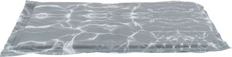 Graue Kissenfläche mit weißem, wellenförmigem Muster, das an Wasserreflexionen erinnert, flach liegend.