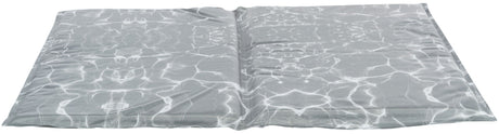 Grau-weiße Matte mit einem Muster, das an Wasserwellen erinnert, flach auf einem weißen Hintergrund liegend.